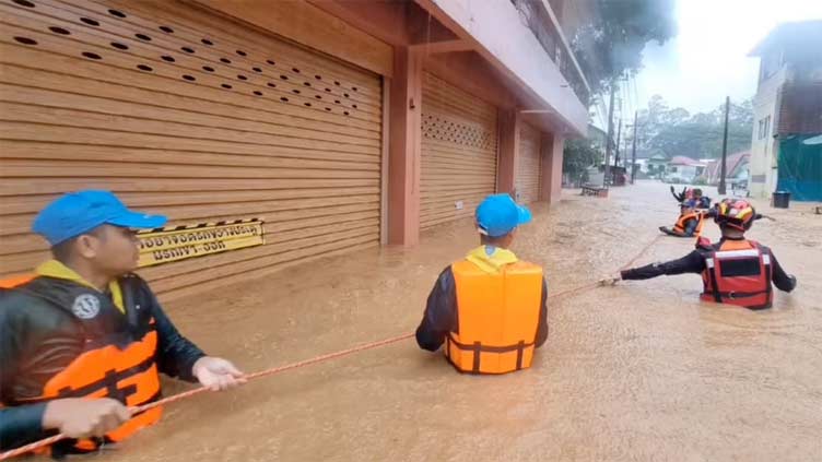 Floods in northern Thailand kills at least two, hundreds stranded