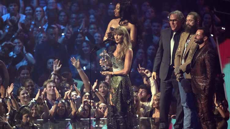 Taylor Swift wins big at MTV Video Music Awards, ties Beyoncé's record and thanks Travis Kelce