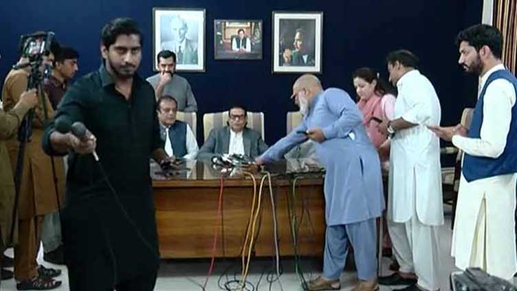 Journalists boycott PTI leaders' presser