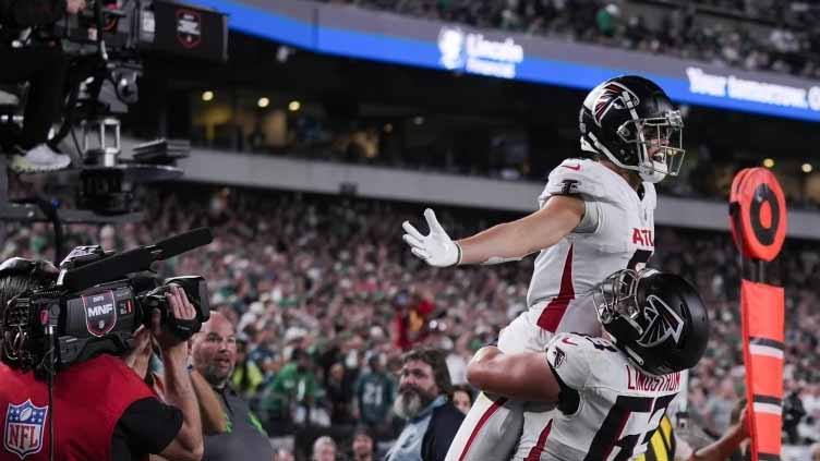 Cousins caps winning drive with TD pass to London as Falcons rally past Eagles 22-21