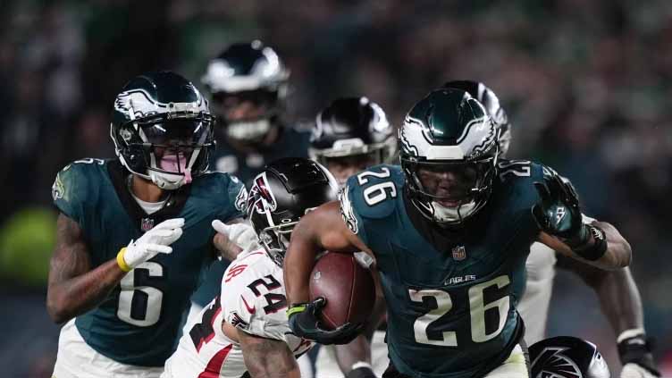 Barkley's pivotal drop late in 4th quarter burns Eagles in 22-21 loss to Atlanta Falcons