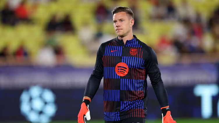 Barcelona goalkeeper Ter Stegen undergoes surgery on knee injury