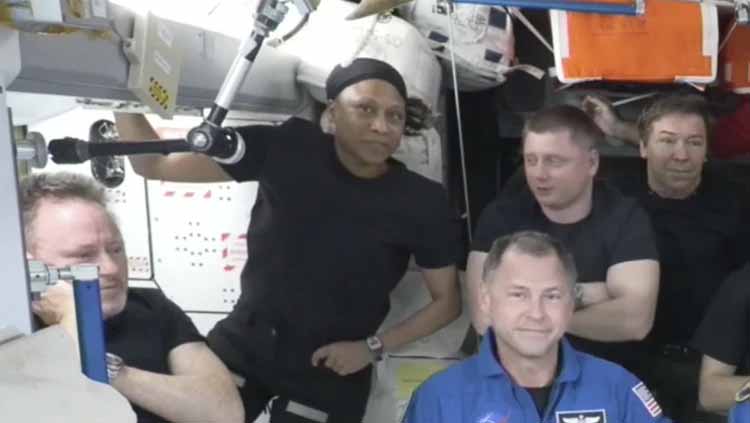 Stuck NASA astronauts welcome SpaceX capsule that'll bring them home next year