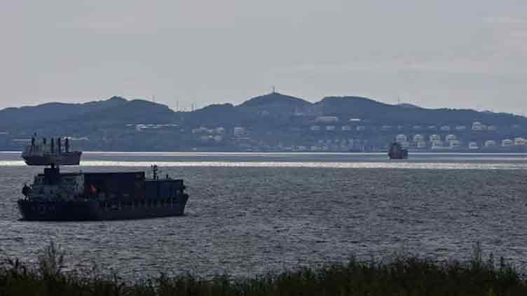 Oil rises 1pc on Iran sanctions, drop in US crude stocks