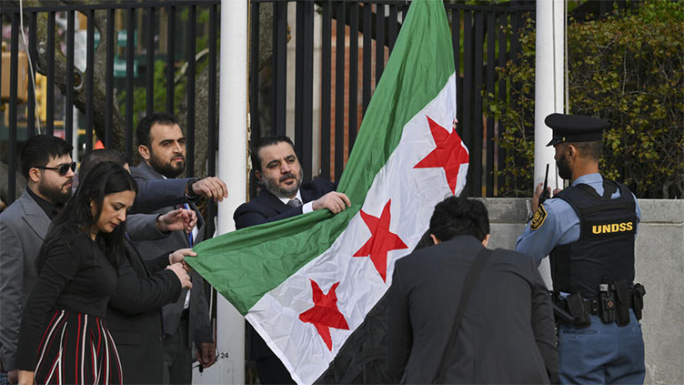 Syrian foreign minister raises new flag at UN headquarters
