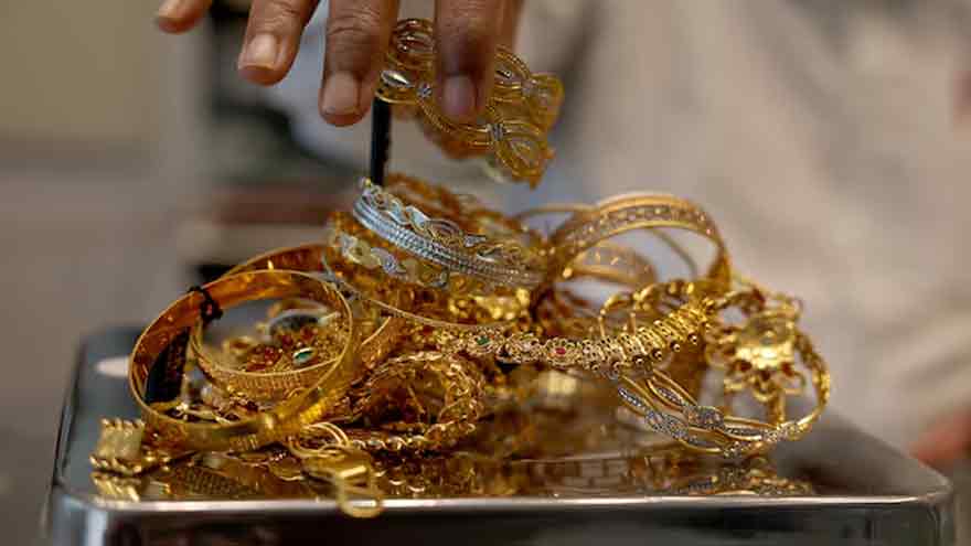 Gold heads for weekly loss on stronger dollar