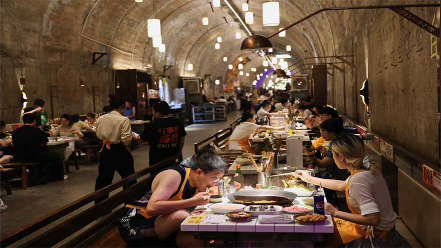 Chongqing residents seek shelter as heatwave hits China's southwest