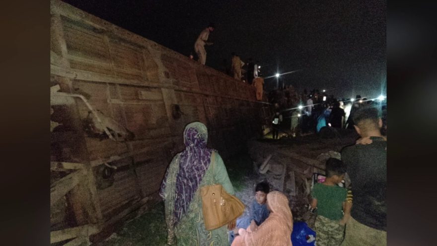 Islamabad Express derails near Lahore, injuring 30 passengers