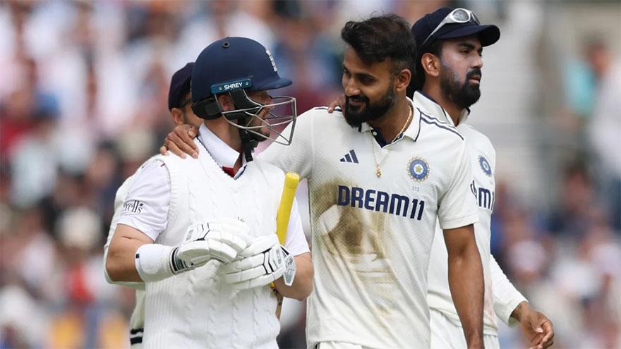 Deep lucky to escape Duckett 'elbow' as India get under England's skin