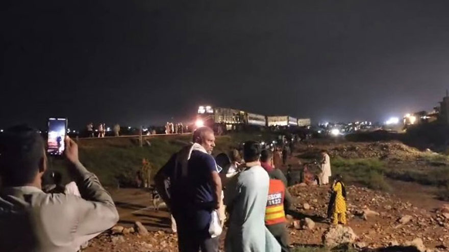 Railways ministry orders high-level inquiry of Islamabad Express accident