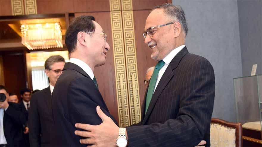Pakistan, China vow to further bolster bilateral ties