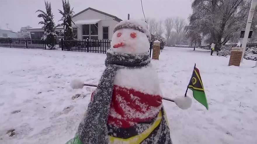 Dunya News Visitors travel to New South Wales town to experience heavy snowfall