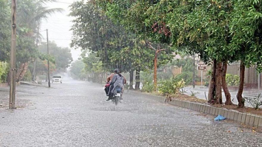 Low-lying areas flooded as heavy rain lashes Lahore