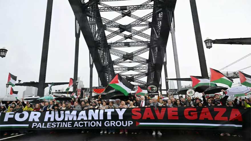 Assange joins pro-Palestinian protest on Sydney Harbour Bridge