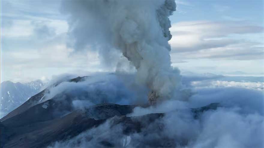 Dunya News A volcano in Russia's Far East erupts for the first time in six centuries