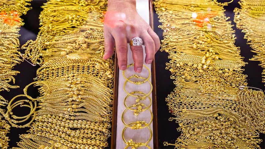 Gold gains as Trump doubles India tariffs, boosting safe-haven demand