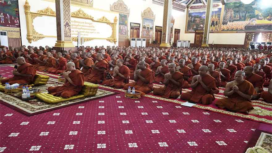 Hundreds of Buddhist monks in Cambodia gather to praise ceasefire with Thailand and mourn the dead