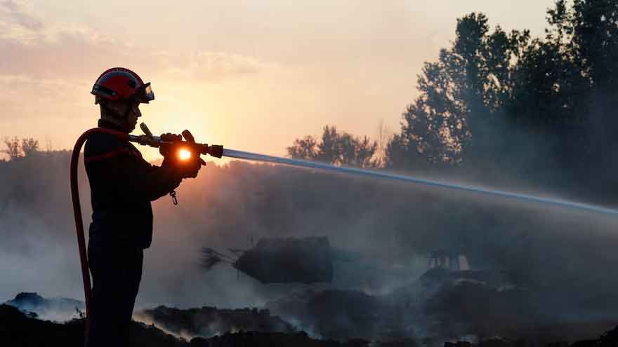 Major French wildfire is unlikely to be under control until late on Sunday