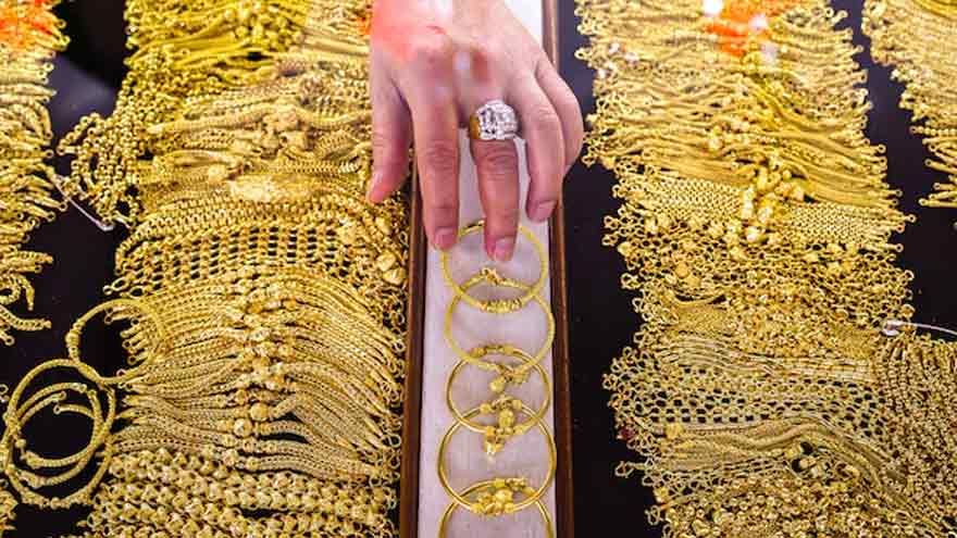 Gold slips as easing geopolitical tensions weigh