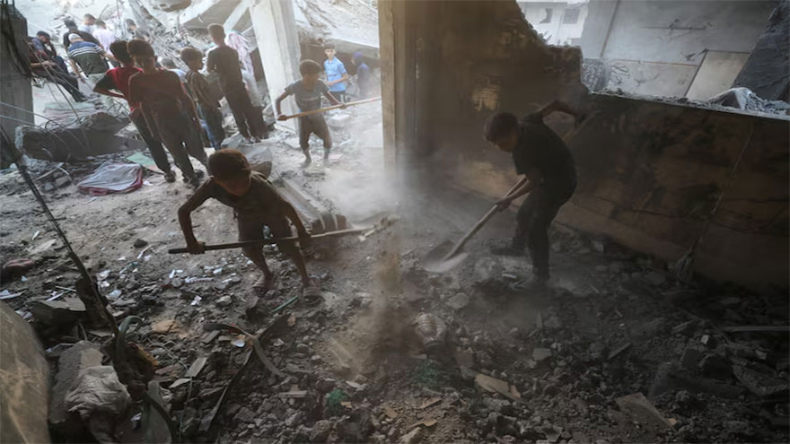Dunya News For Gaza students, big ambitions replaced by desperate search for food