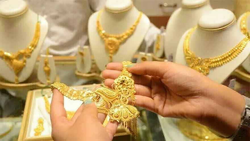 Gold prices in Pakistan takes another dip