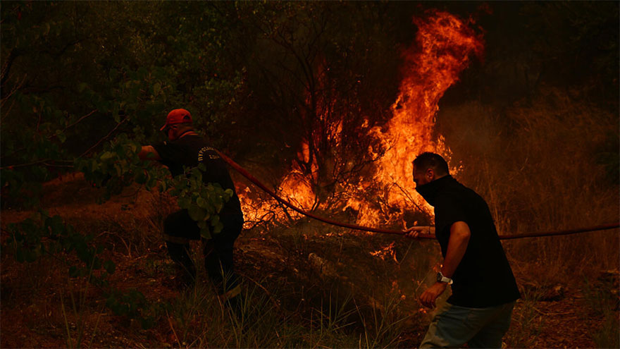 Thousands battle Greece fires as heatwave bakes Europe