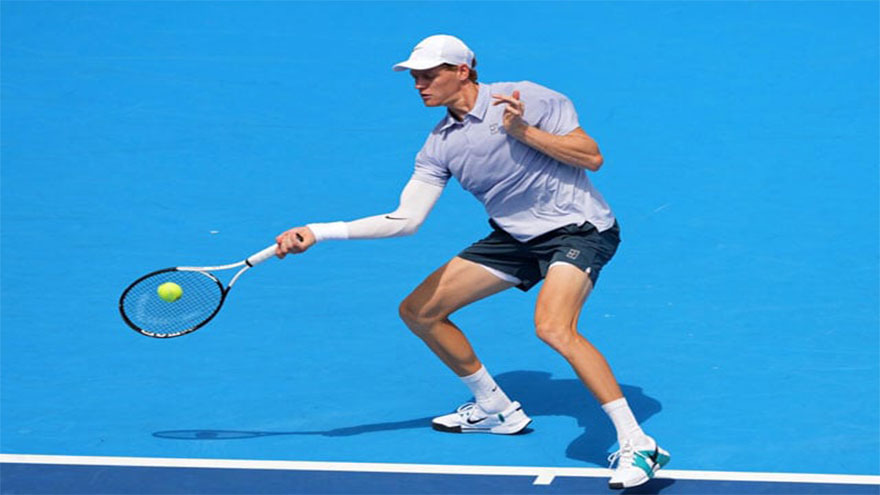 Sinner shrugs off rain to dispatch Mannarino in Cincinnati