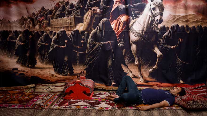 For Shi'ite pilgrims in Iraq's deserts, suffering strengthens faith