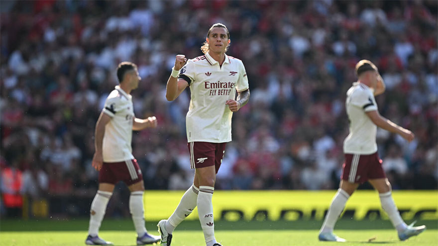 Arsenal capitalise on Bayindir error to beat Man Utd