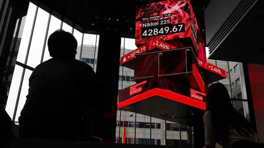 Shares scale fresh tops in Asia, oil slips on truce talks