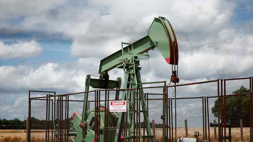 Oil edges lower as market ponders potential Russia-Ukraine peace talks