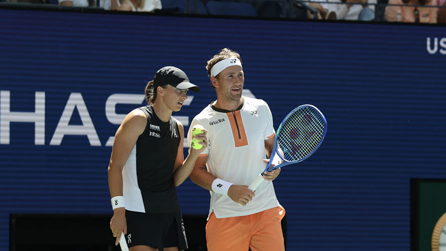 Swiatek, Ruud romp into US Open mixed doubles semis, Alcaraz, Djokovic out