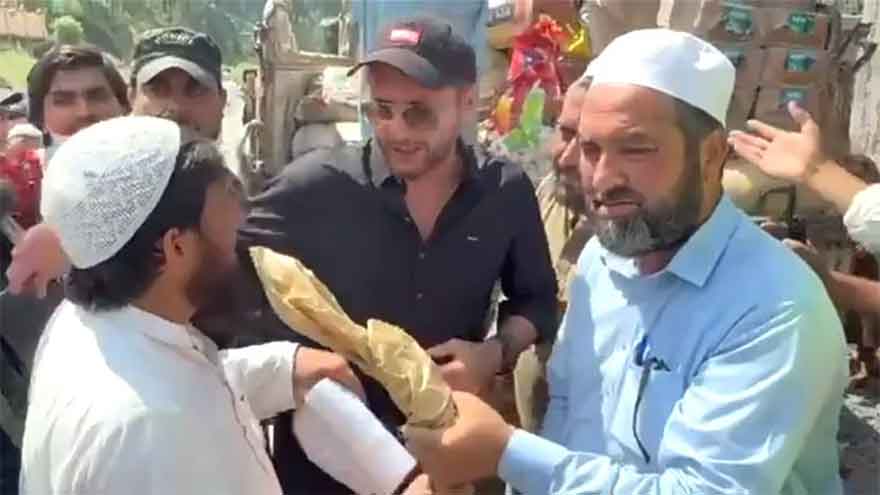 Shahid Afridi reaches Buner, stands shoulder to shoulder with flood victims