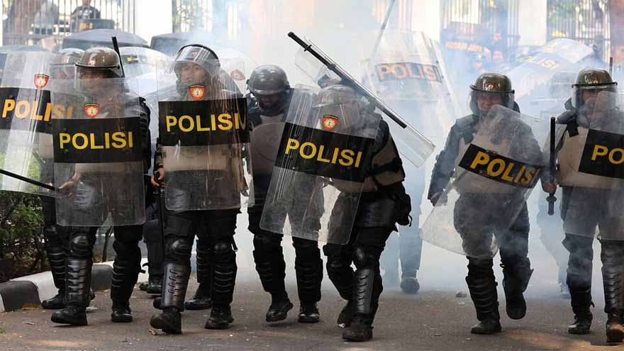 Indonesian police clash with protesters against parliamentarians' salaries