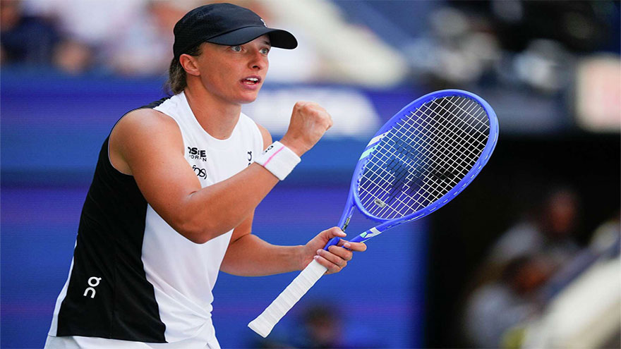 'Swiftie' Swiatek swats Arango, talks Taylor & Travis engagement