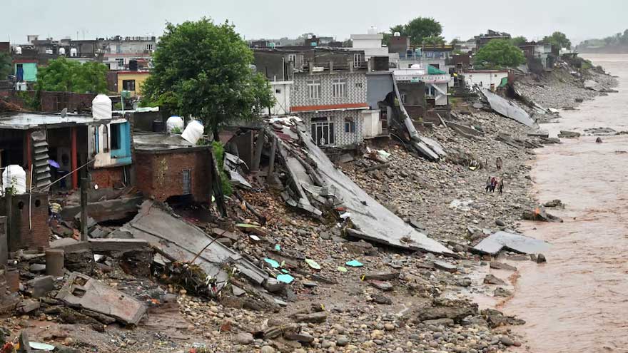 India's heavy rains cause floods, kill 30 in landslide on pilgrim route