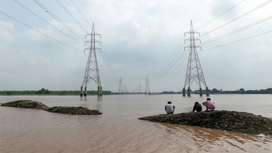Ravi River surges to 220,000 cusecs in Shahdara, high alert issued