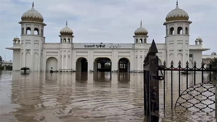 Ravi River surges to 220,000 cusecs in Shahdara, high alert issued