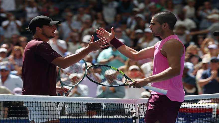 Night owl Alcaraz thrives in early third-round US Open win