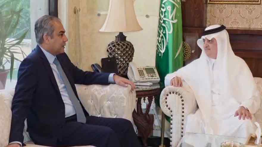 Naqvi reaffirms crackdown on begging mafia in meeting with Saudi envoy