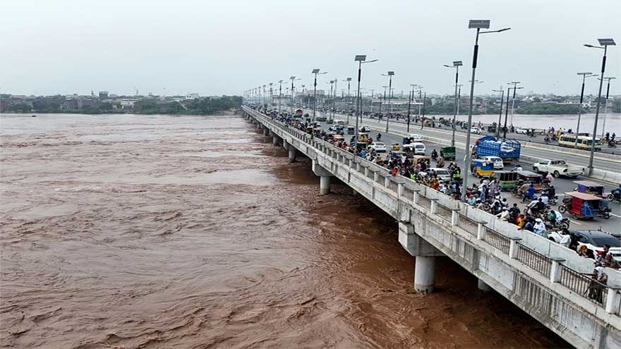 India releases 800,000 cusecs water into Chenab River, major flood threatens Punjab