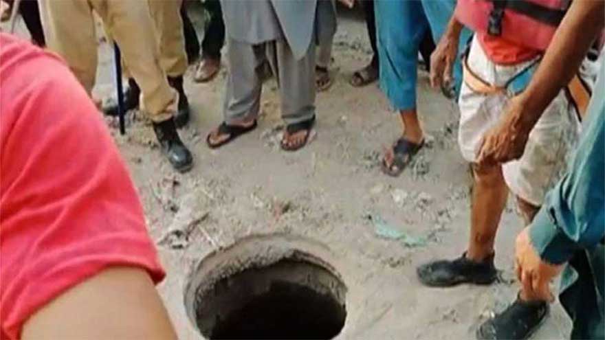 Body of minor boy who fell into open manhole in Karachi recovered