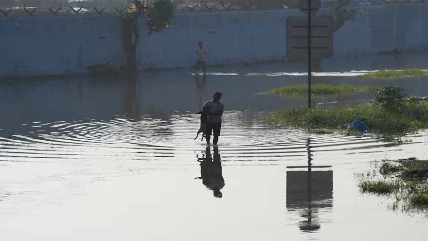 Sri Lanka's cyclone death toll climbs to 355, with 366 missing
