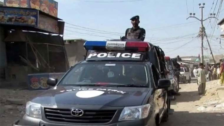 Four cops injured as police mobile overturns in Shikarpur