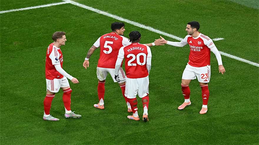 Arsenal extend Premier League lead, Chelsea beaten at Leeds