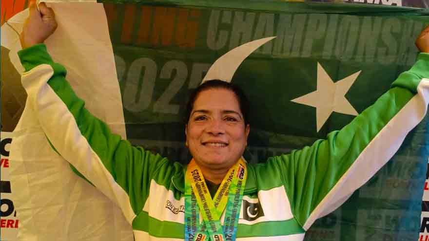 Pakistani woman beat Indian rival to win gold at powerlifting championship