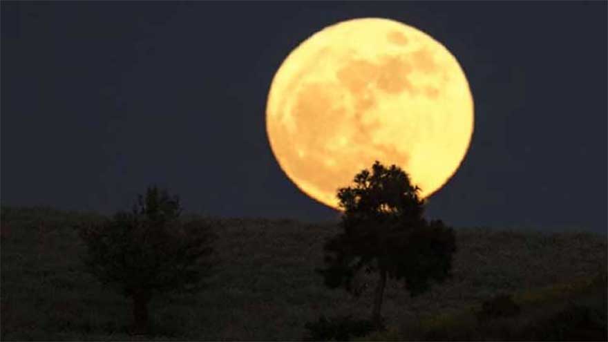 Stargazers made the most of final glimpse of 2025 full Moon in Pakistan