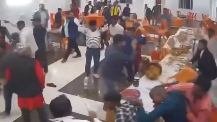 شادی میں رس گلے ختم ہونے پر دولہا اور دلہن کے اہلخانہ گتھم گتھا، ویڈیو وائرل