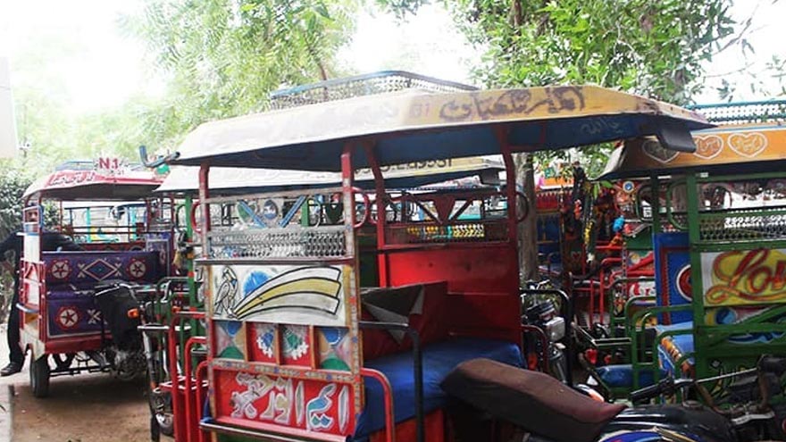 Karachi expands rickshaw ban on 26 major roads