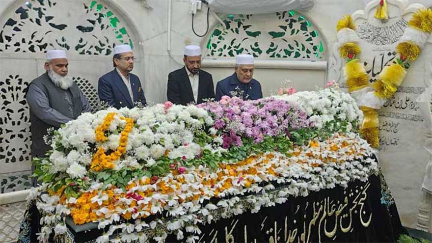 Deputy PM Ishaq Dar visits Data Darbar